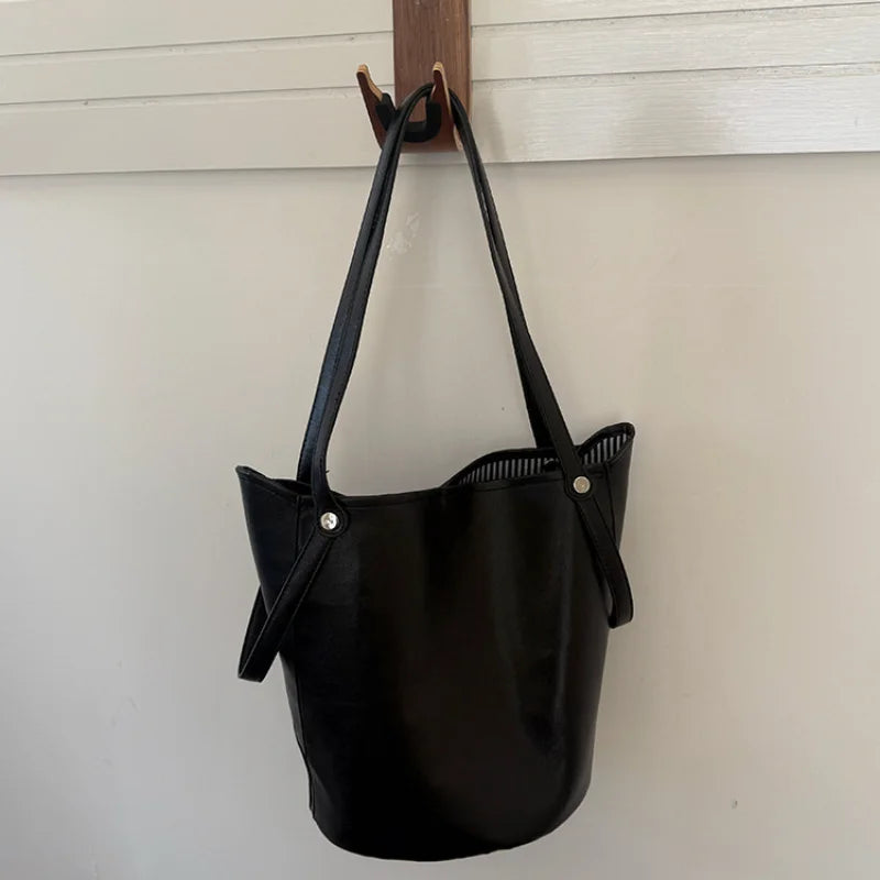 New bucket bag with retro and high-end feel, single shoulder armpit bag, tote bag, versatile, large capacity handheld commuting