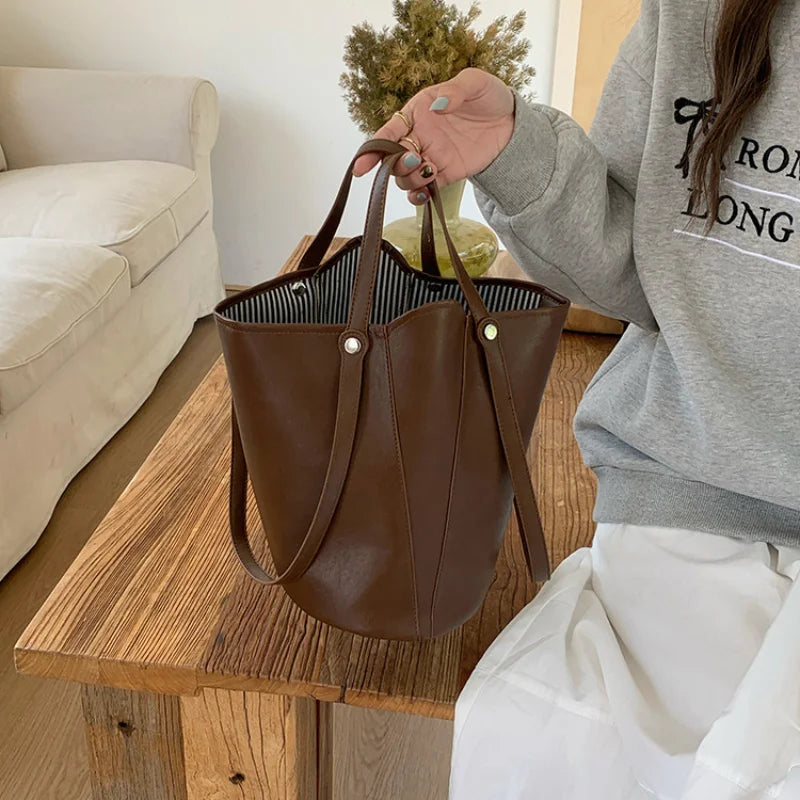 New bucket bag with retro and high-end feel, single shoulder armpit bag, tote bag, versatile, large capacity handheld commuting