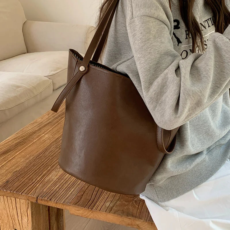 New bucket bag with retro and high-end feel, single shoulder armpit bag, tote bag, versatile, large capacity handheld commuting
