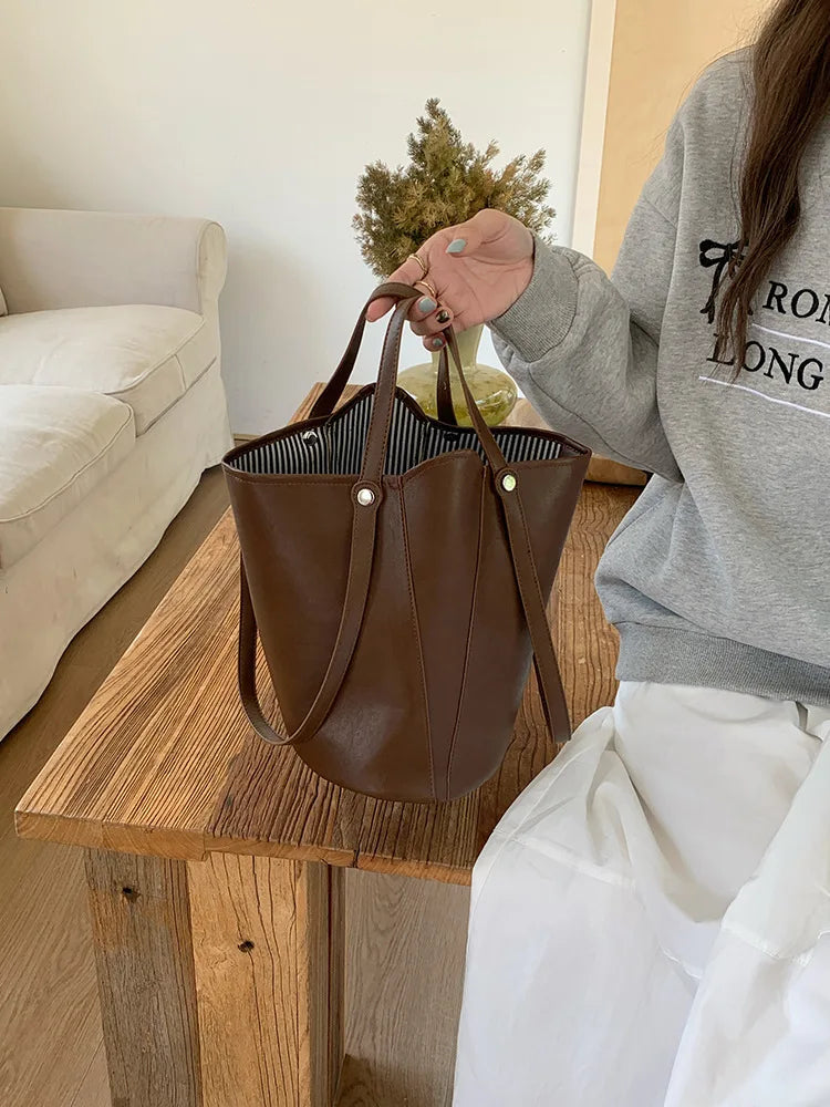 New bucket bag with retro and high-end feel, single shoulder armpit bag, tote bag, versatile, large capacity handheld commuting