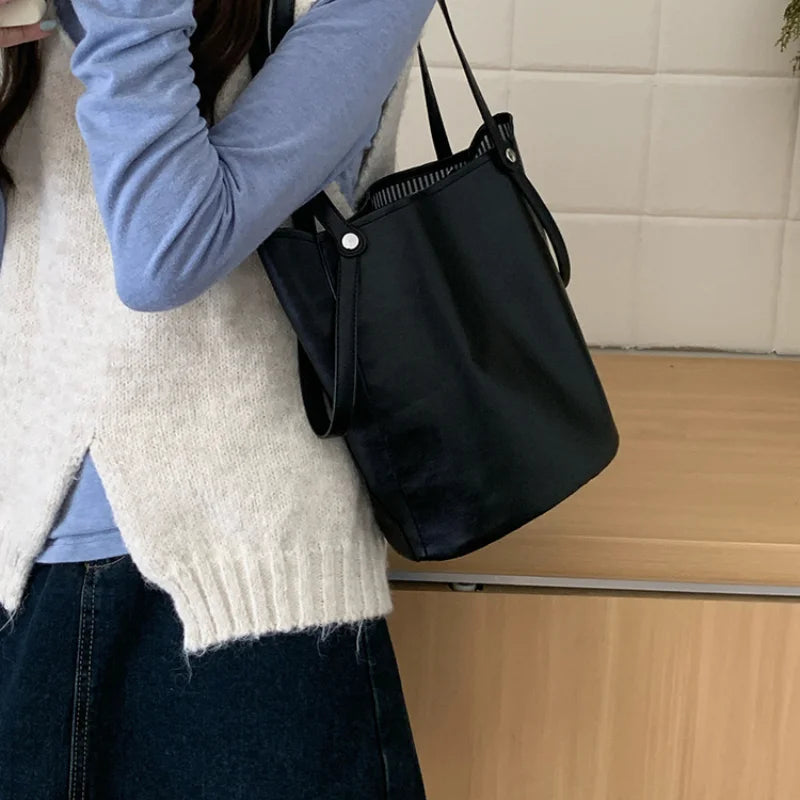 New bucket bag with retro and high-end feel, single shoulder armpit bag, tote bag, versatile, large capacity handheld commuting