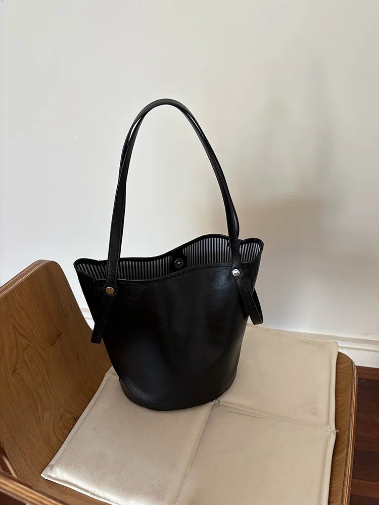 New bucket bag with retro and high-end feel, single shoulder armpit bag, tote bag, versatile, large capacity handheld commuting
