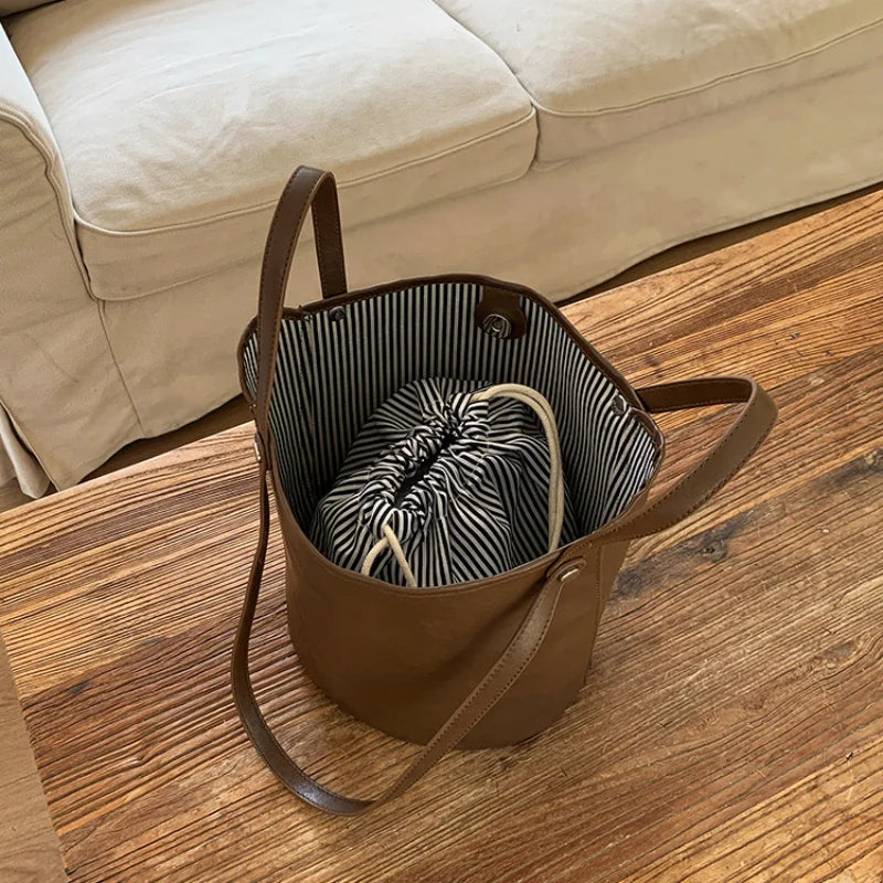 New bucket bag with retro and high-end feel, single shoulder armpit bag, tote bag, versatile, large capacity handheld commuting