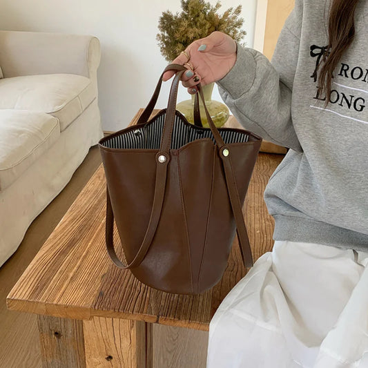 New bucket bag with retro and high-end feel, single shoulder armpit bag, tote bag, versatile, large capacity handheld commuting