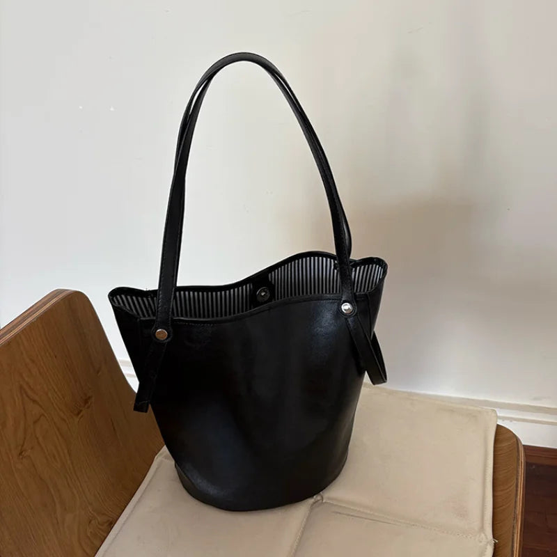 New bucket bag with retro and high-end feel, single shoulder armpit bag, tote bag, versatile, large capacity handheld commuting