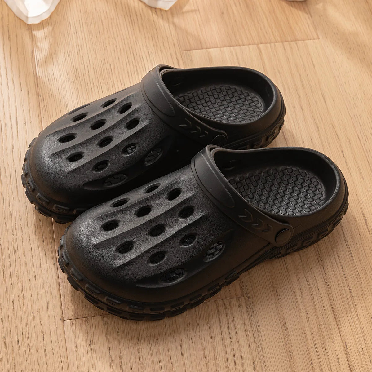 Women and Men's Hole Shoes Summer Non-Slip Outdoor Sandals Closed Toe Shit Feeling Beach Slippers Thick Bottom Soft Bottom